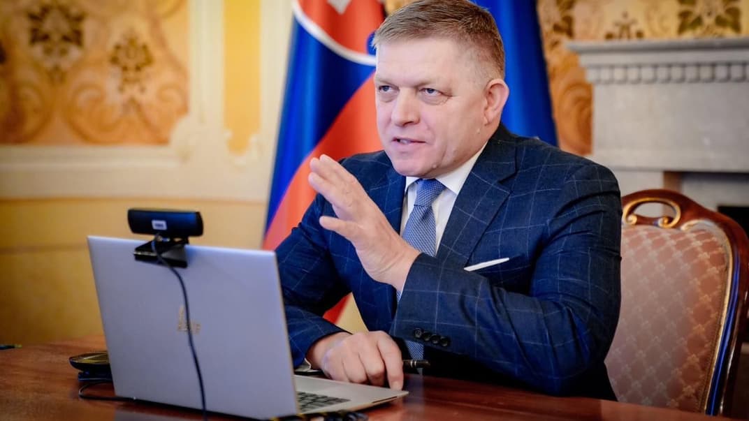 Премьер-министр Словакии Роберт Фицо во время телефонного разговора с главой украинского правительства Денисом Шмыгалем, 4 декабря 2023 года