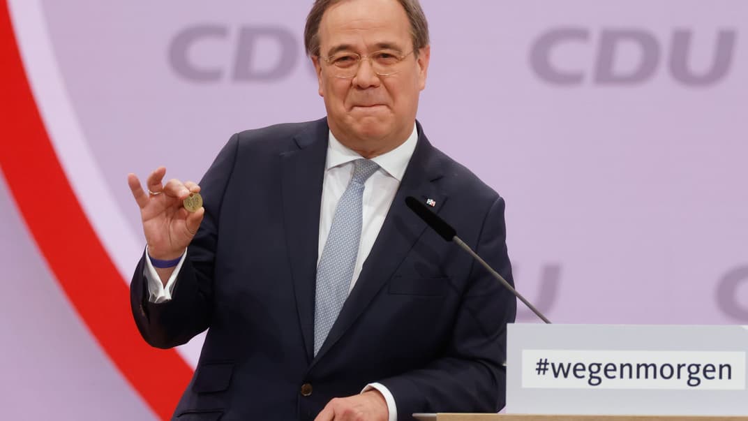 Губернатор Северного Рейна-Вестфалии и кандидат на пост лидера Христианско-демократического союза Армин Лашет показывает счастливую монету, которую ему подарил отец. Берлин, 16 января 2021 года