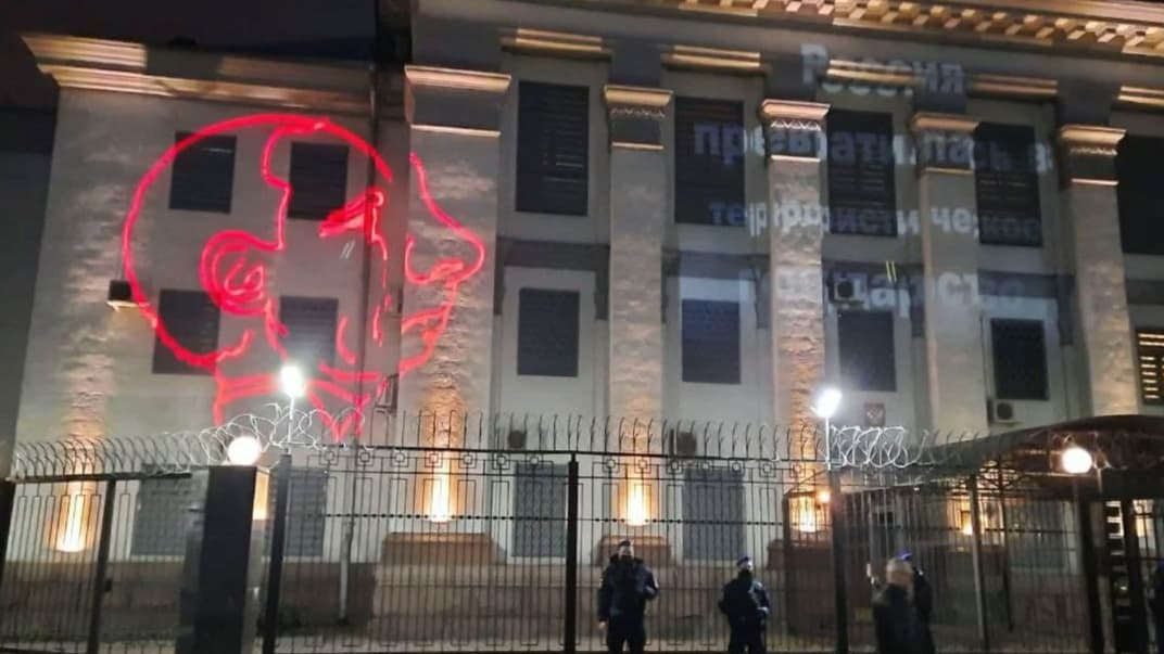 Акція під будівлею посольства Росії у Києві 20 квітня