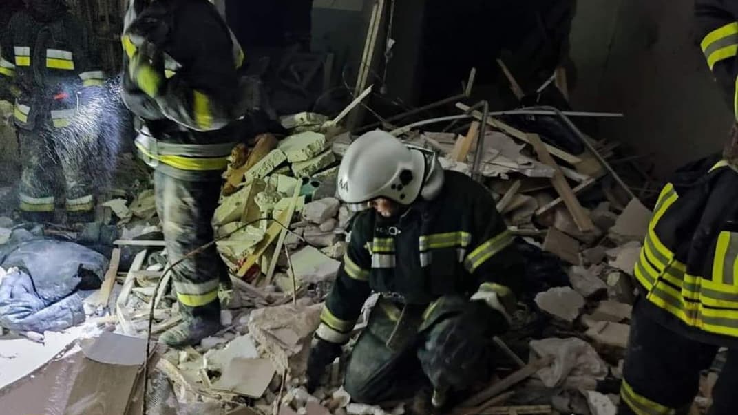 Спасатели разбирают завалы многоэтажки, в которую попала российская ракета, Одесская область, 1 июня 2022 года