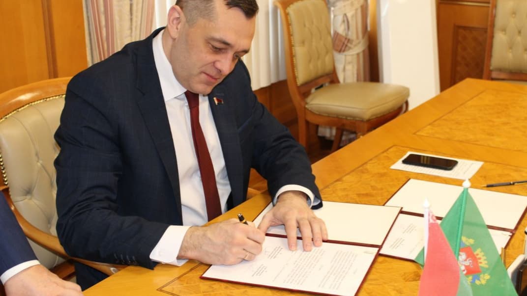 Голова Вітебського виконкому Білорусі Олександр Суботін підписує угоду про співпрацю з окупованим Кримом у Москві