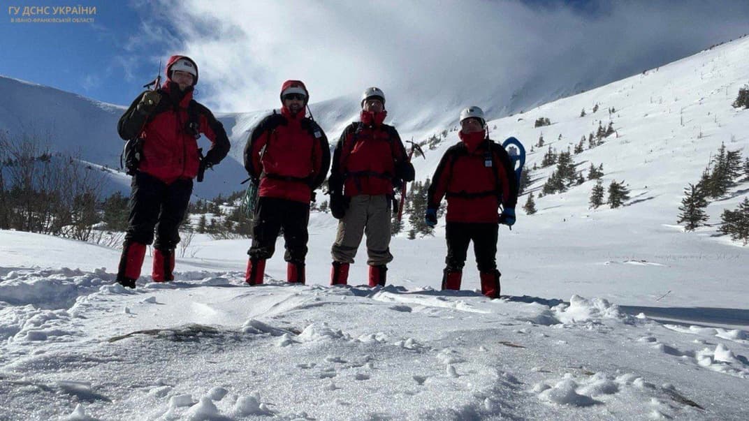Пошуково-рятувальна група обстежує Карпати, щоб знайти зниклого громадянина Франції