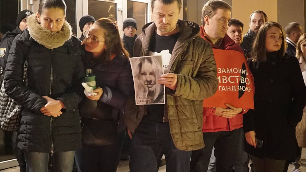 У Києві під будівлею Міністерства внутрішніх справ друзі радниці міськголови Херсона Катерини Гандзюк та небайдужі вийшли на акцію її пам’яті, 4 листопада 2018 року