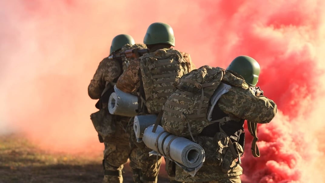 Иллюстративная фотография. Бойцы проходят военную подготовку