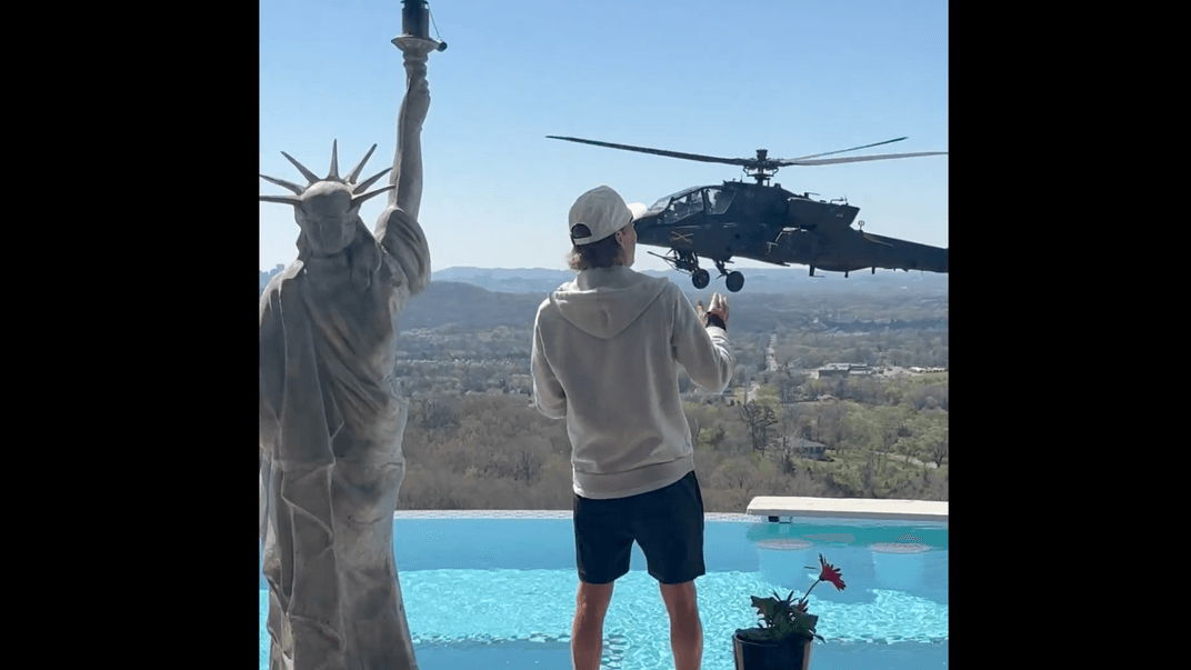 Військові вертольоти США біля будинку Кіда Рока Військові вертольоти США біля будинку Кіда Рока
