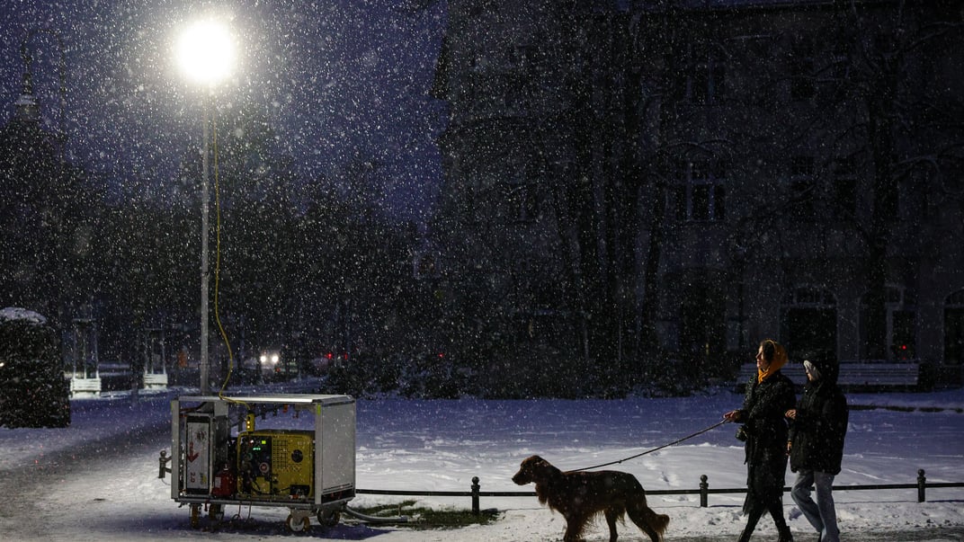 Жінка з дитиною вигулюють свого собаку під час відключення електроенергії після підпалу кабелів, Берлін, Німеччина, 4 січня 2026 року