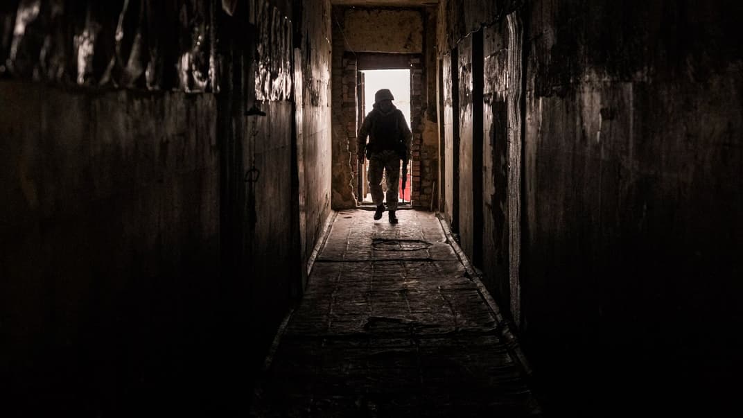 Украинский военнослужащий в полуразрушенном здании на передовой около Авдеевки, Донецкая область, 4 февраля 2022 года