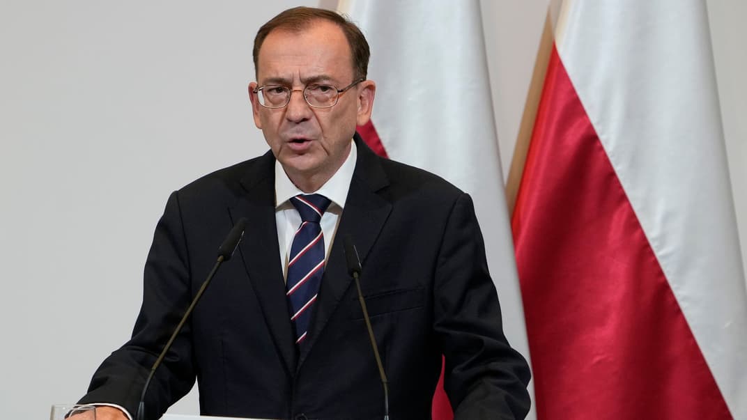 Тогдашний министр внутренних дел Польши Мариуш Каминский разговаривает с журналистами после переговоров в Варшаве, Польша, 28 августа 2023 года