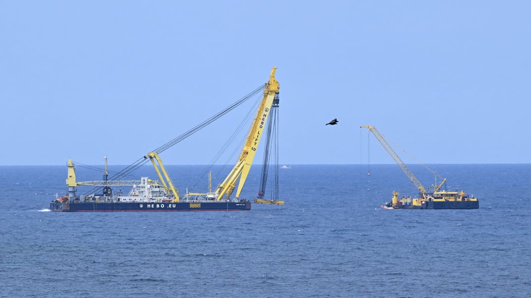 Роботи з підйому суперʼяхти Bayesian, яка затонула поблизу Портічелло, 9 травня 2025 року