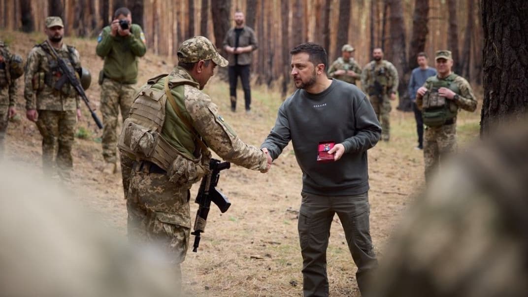 Президент Володимир Зеленський нагороджує військових на Купʼянсько-Лиманському напрямку 3 жовтня 2023 року