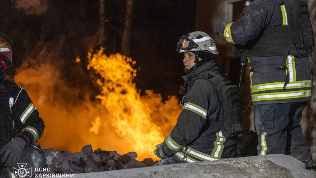 Рятувальники працюють на місці російського ракетного удару по багатоповерхівці у Харкові, 7 березня 2026 року
