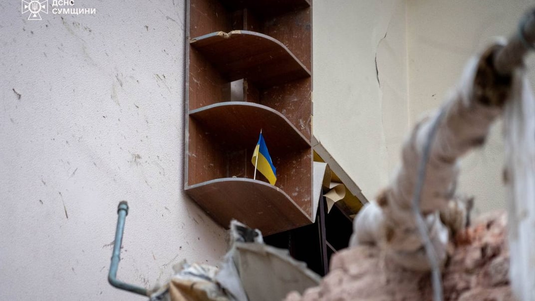 Ілюстративне фото. Прапорець на полиці в будівлі, яка постраждала від удару по Сумах 13 квітня