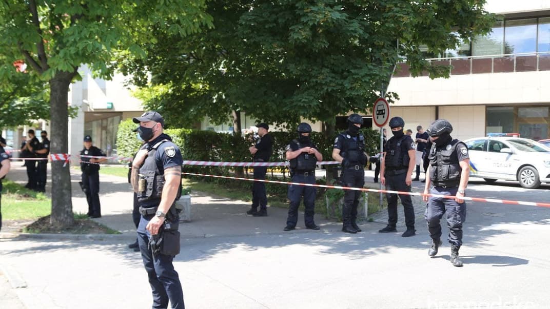 Полицейские рядом с местом стрельбы на Голосеевском проспекте, Киев, 7 июля