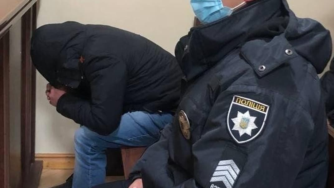 Мужчина, который переодетым вошел в туалет к школьнице, сидит в зале суда