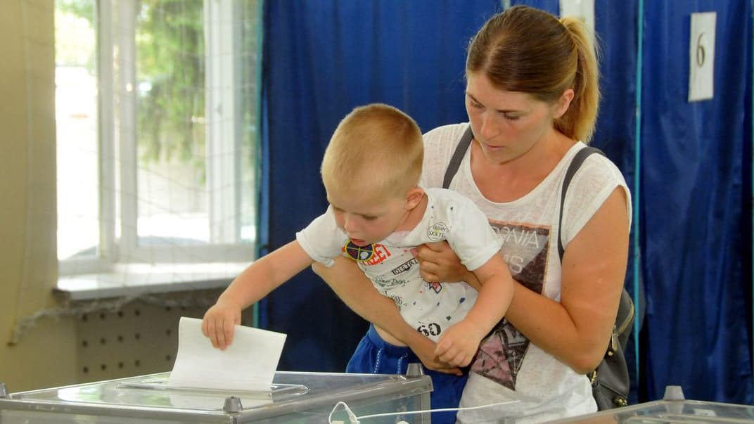 Голосование во время выборов на одном из избирательных участков в Харькове