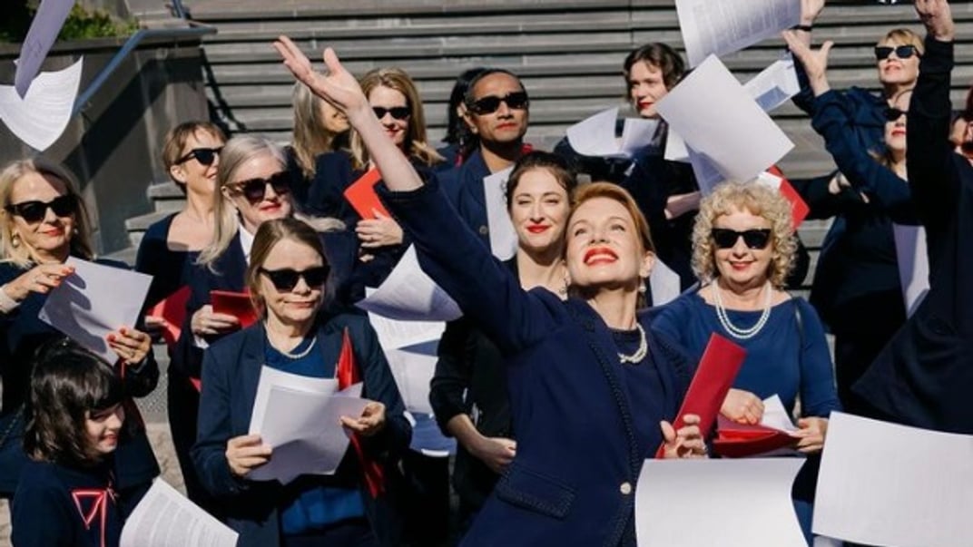 Художница Кирша Кечеле и команда представителей музея Mona после судебного заседания, 27 сентября 2024 года