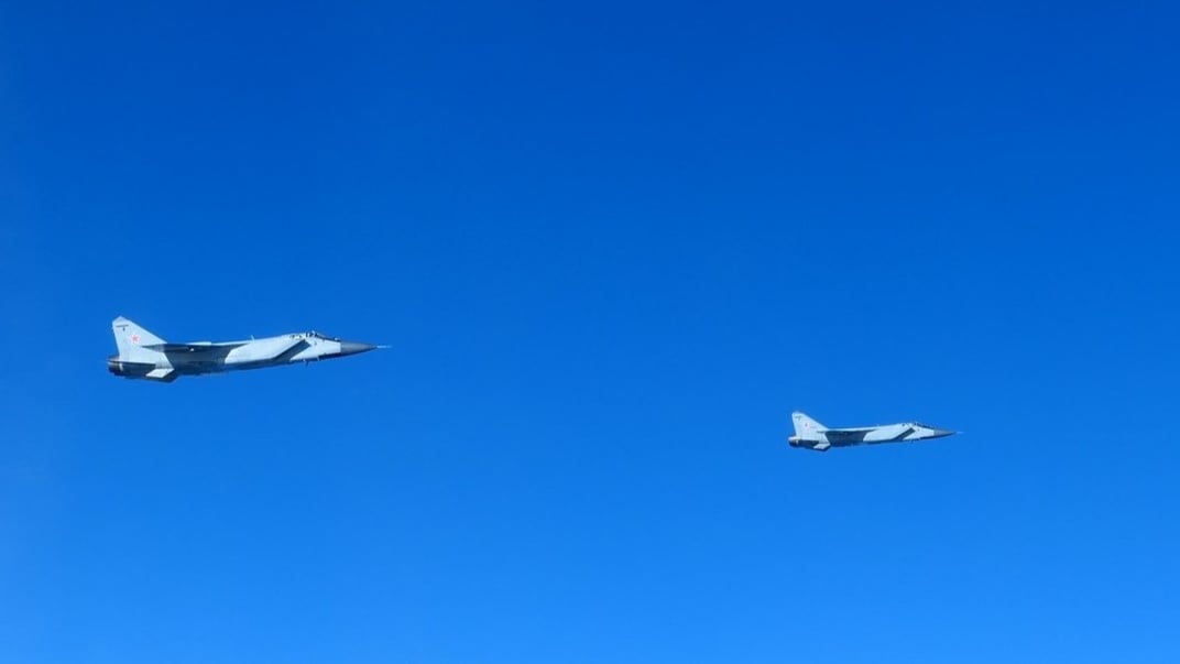 російські винищувачі МіГ-31, перехоплені угорськими Gripen