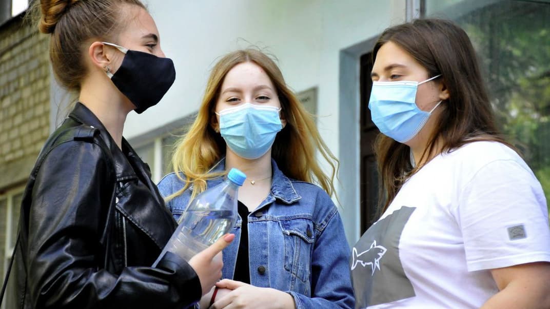 Абітурієнти в респіраторних масках біля пункту проведення зовнішнього незалежного оцінювання (ЗНО) в Харкові, 15 липня 2020 року. Цього дня в Україні відбулося зовнішнє незалежне оцінювання з географії