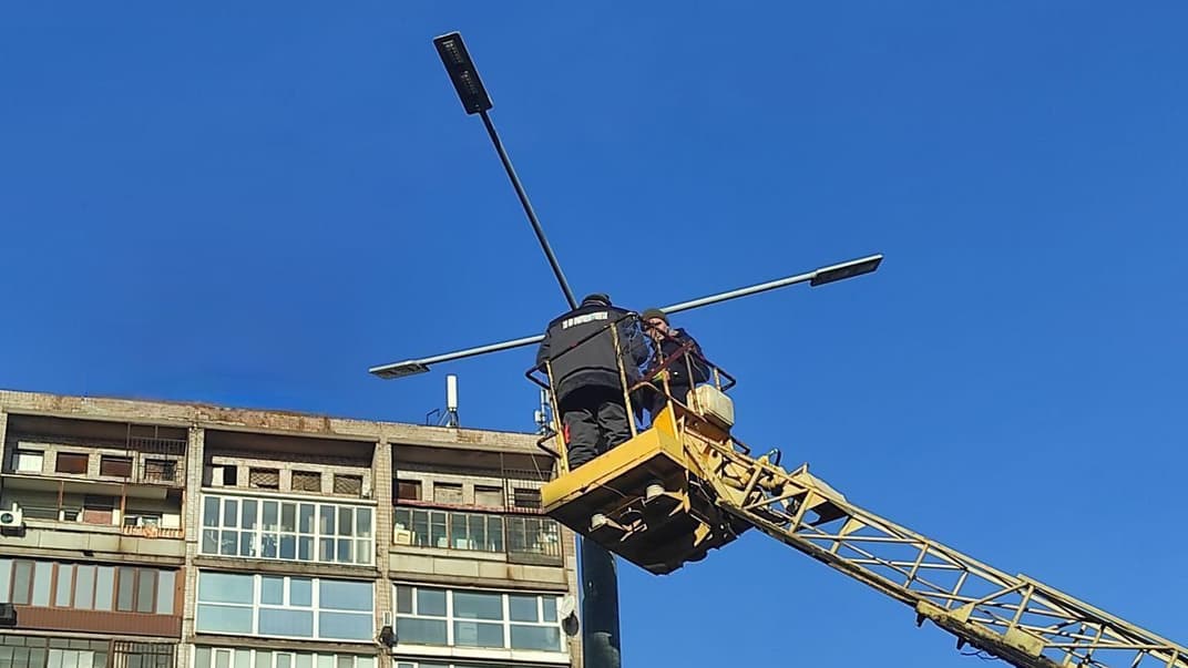 Фахівці відновлюють електропостачання у Кривому Розі