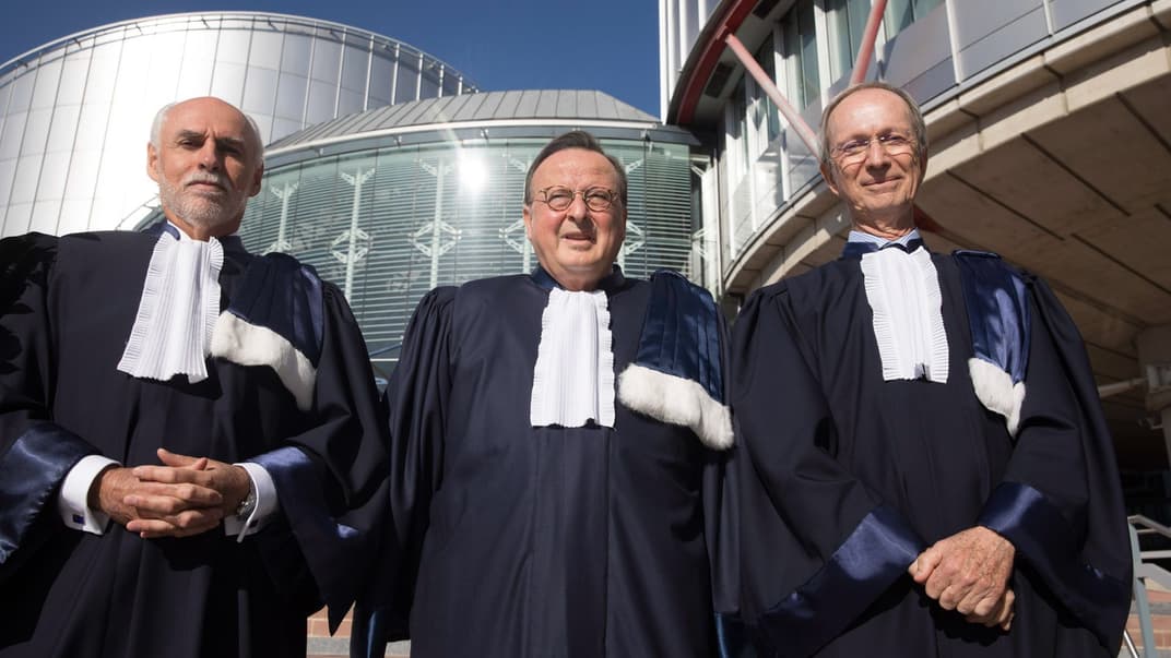 Глава Европейского суда по правам человека Гвидо Раймонди (в центре) с судьей Андре Потоцким (справа) и регистратором суда Родериком Лидделлом, Страсбург, Франция, 31 октября 2017 года