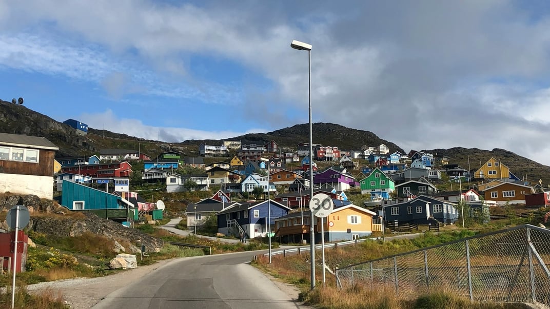 Ілюстративне фото. Селище з різнокольоровими будинками на півночі Гренландії