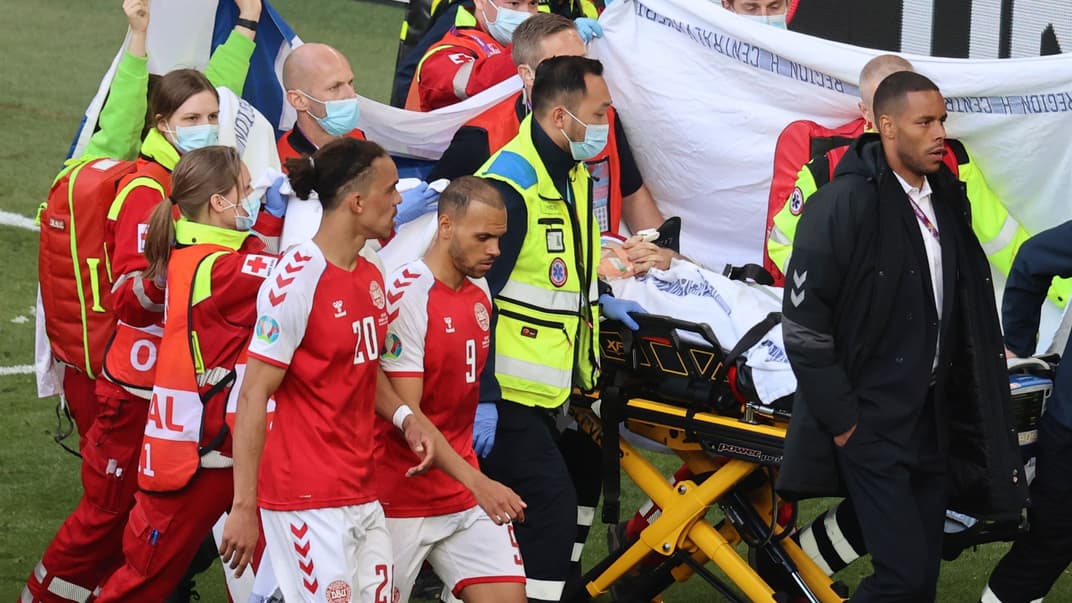 Півзахисника футбольної збірної Данії Крістіана Еріксена забирають із поля після того, як йому стало зле. Копенгаген, Данія, 12 червня 2021 року