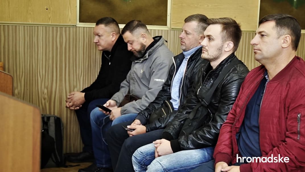 На фото: Ігор Іващенко, Роман Мариновський, Олександр Меліхов, Андрій Курта, Леонід Курята у суді, 4 жовтня 2019 року