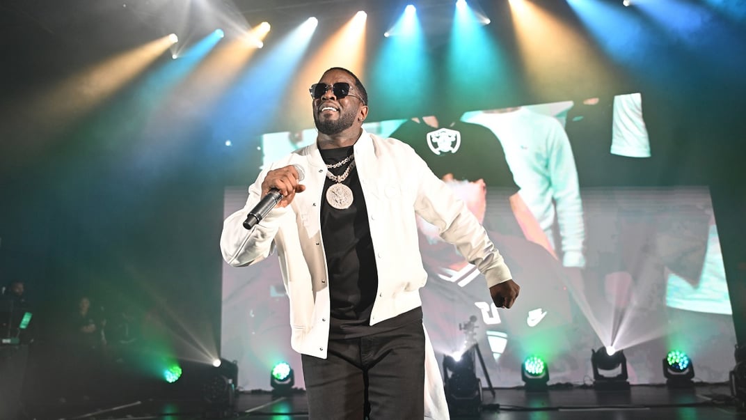 Пі Дідді виступає на спеціальному заході у Лондоні 7 листопада 2023 року