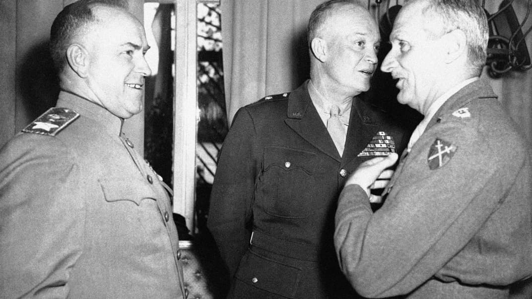 Слева направо: советский маршал Георгий Жуков, американский генерал Дуайт Эйзенхауэр и британский фельдмаршал Монтгомери. Берлин, 6 июня 1945 года