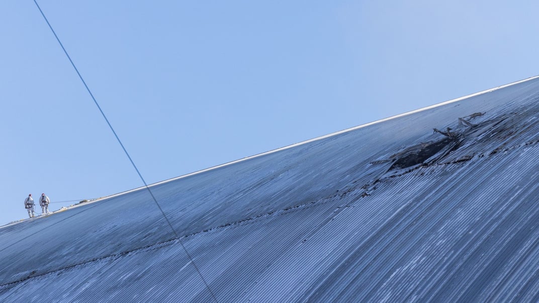 Діра в Арці НБК Чорнобильської АЕС після російської атаки