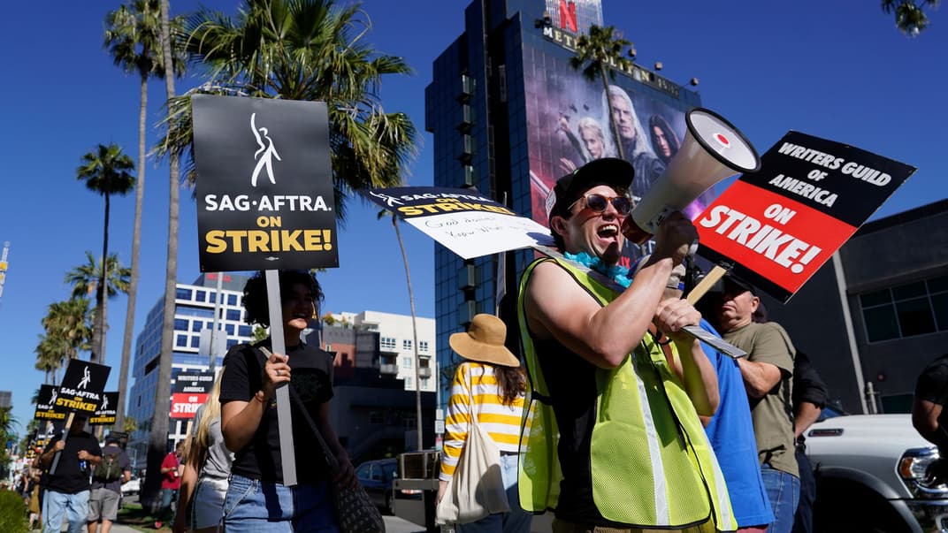 Сценаристи й актори, які страйкують, на мітингу біля студії Netflix у Лос-Анджелесі, 14 липня 2023 року