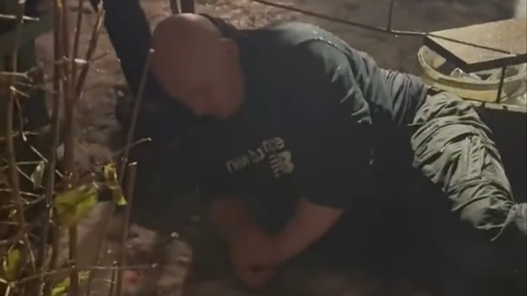 По словам очевидцев, Виктор Волошин хотел снести дерево, мешавшее ему парковать свой автомобиль, а когда местные жители выступили против, то начал стрелять