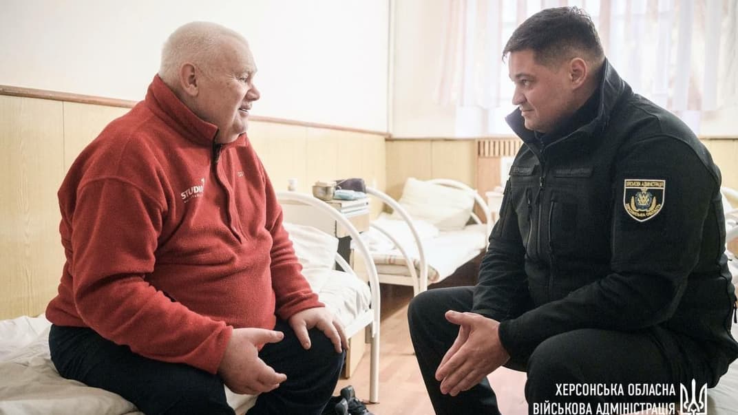 Голова Херсонської ОВА Ярослав Янушевич під час візиту у лікарню, де зробили першу після деокупації міста операцію на серці