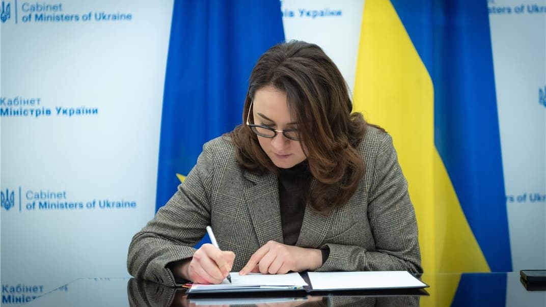 Міністерка економіки Юлія Свириденко підписує документ