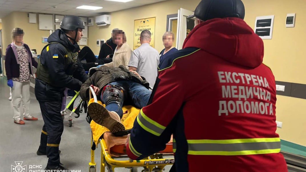 Спасатели оказывают помощь пострадавшим в результате российского обстрела центрального рынка Никополя, 26 декабря 2024 года