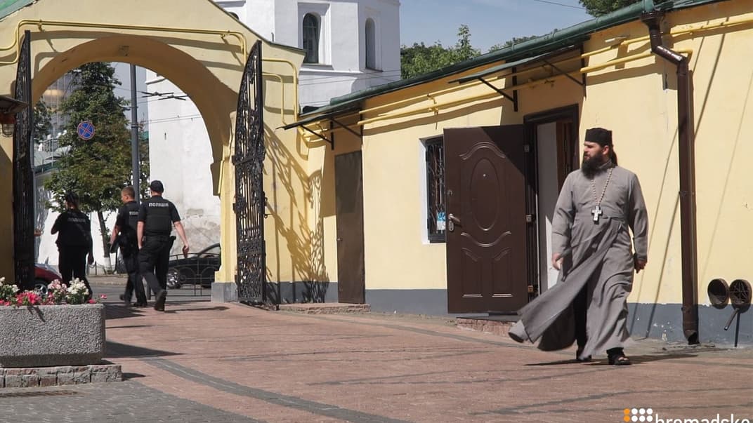 Уволенный наместник Свято-Феодосиевского монастыря архимандрит Макарий (Папиш) с полицейскими, Киев, 26 июня 2019 года