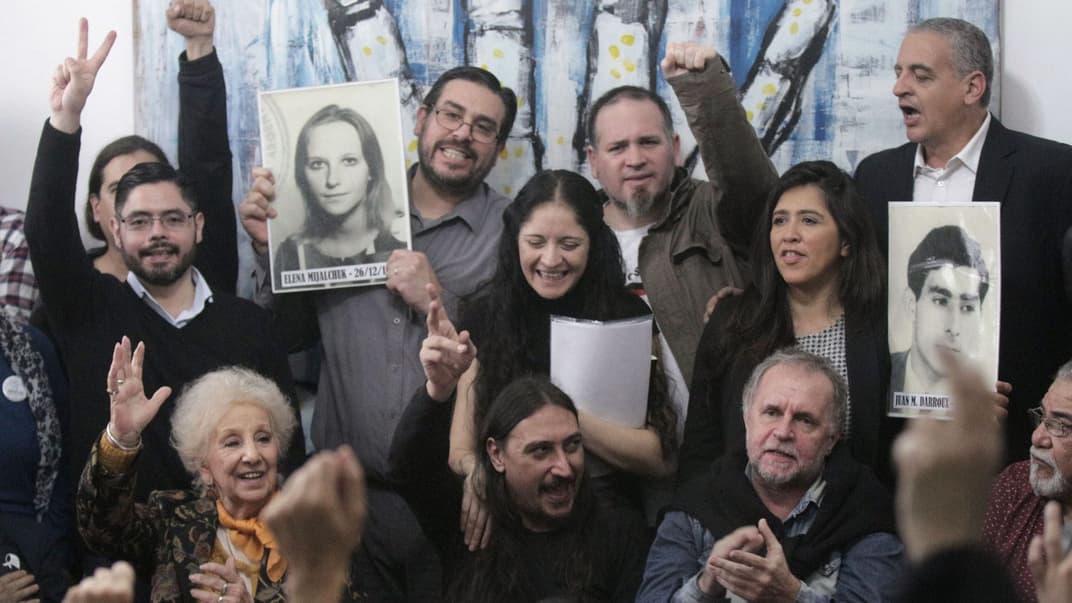 Хав'єр Матіас Дарру Михальчук (в центрі) з дядьком Роберто Михальчуком та главою «Бабусі площі Травня» Естеллою де Карлотто під час прес-конференції, Аргентина, 13 червня 2019 року