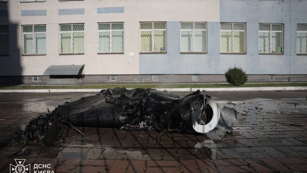 Уламки безпілотника на території школи