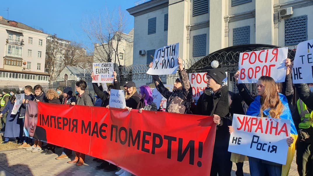 В Киеве прошла акцию протеста на фоне признания Россией «Л/ДНР», 22 февраля 2022 года