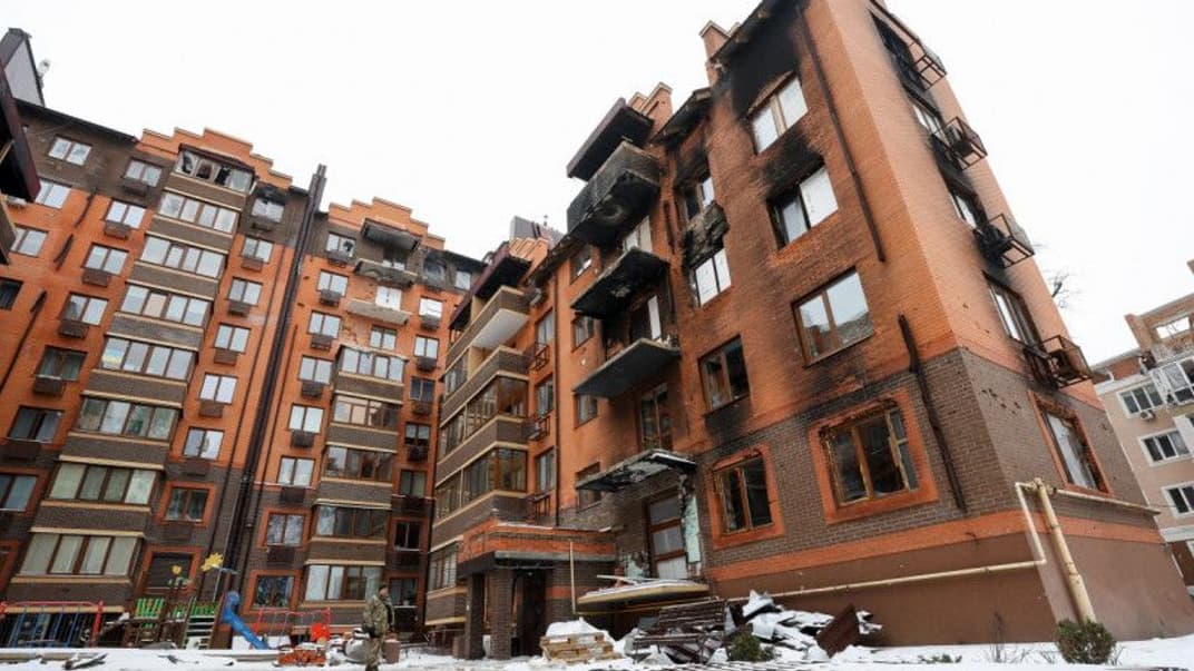 Пошкоджений внаслідок російського вторгнення багатоквартирний будинок в Ірпені на Київщині, який планують відбудувати в межах платформи UNITED24, 12 січня 2023 рік