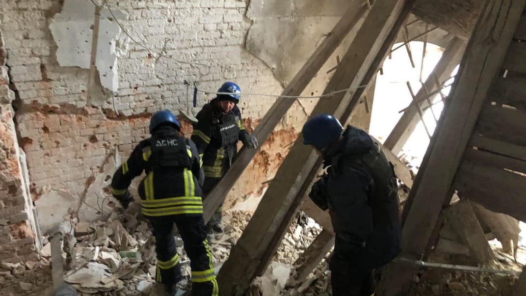 Спасатели разбирают завалы на территории Святогорской лавры Донецкой области, 29 октября 2022 года