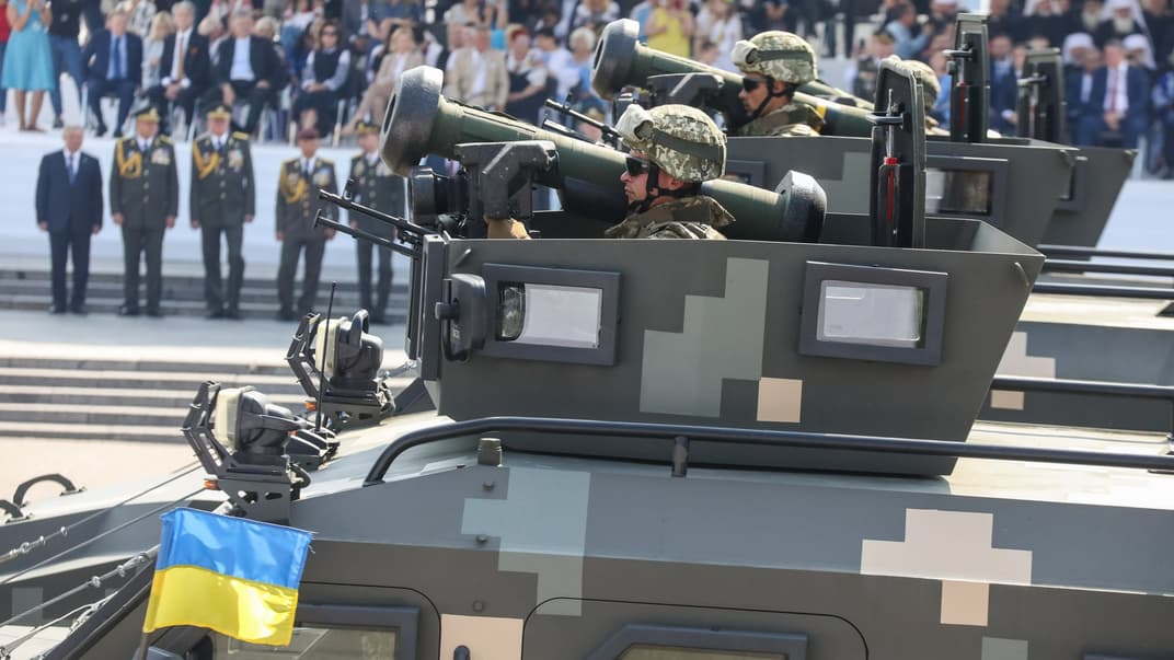 Українські військові тримають американські протитанкові ракетні комплекси «Джавелін» під час військового параду до Дня незалежності України, 24 серпня 2021 року