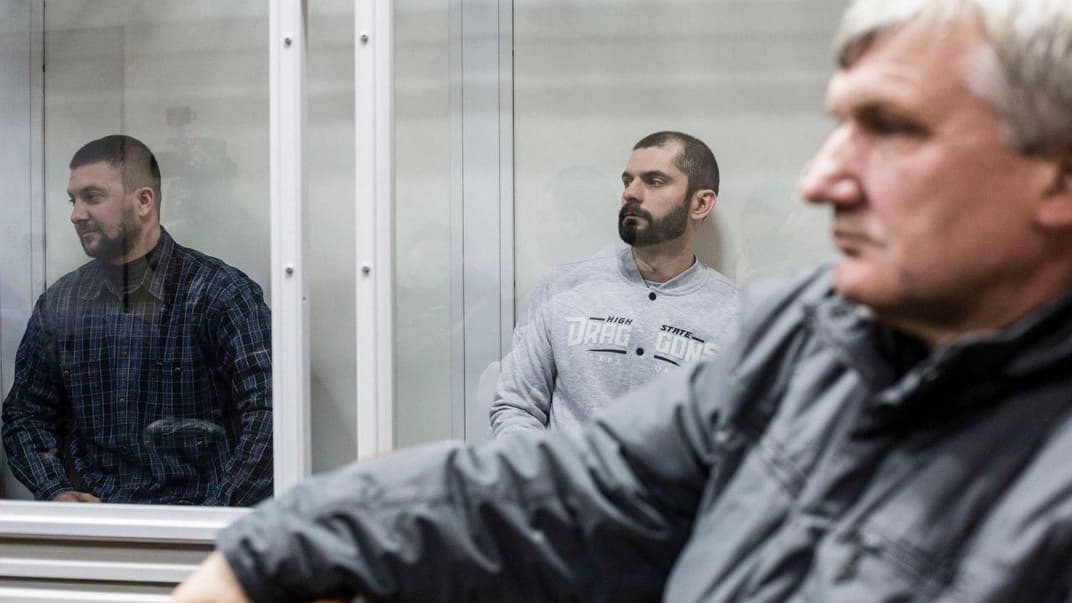 Зліва направо овинувачені, колишні «беркутівці» Олександр Маринченко (ліворуч) та Олег Янішевський на лаві підсудних Святошинського райсуду Києва, 14 листопада 2017 року