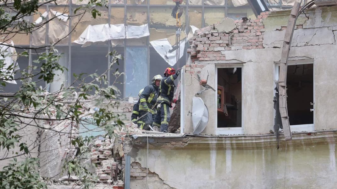 Рятувальники працюють на місці атаки, Львів, 6 липня 2023 року