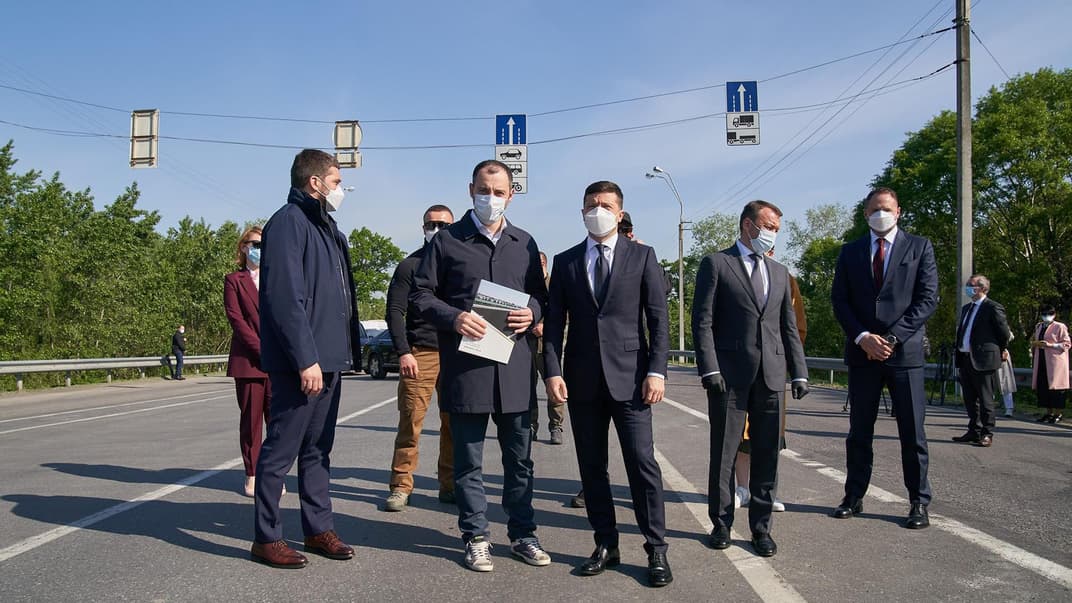 Президент Украины Владимир Зеленский осматривает состояние дороги и пропускного пункта во время рабочего визита в Закарпатскую область