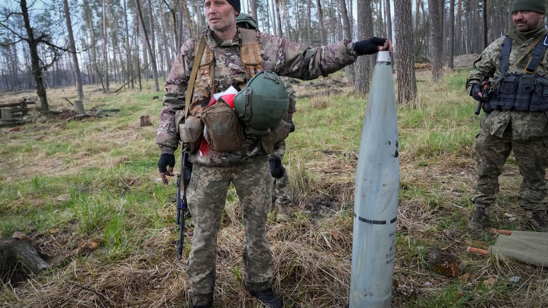Український військовий тримає уламок російської залпової ракети «Ураган» у селі Березівка на Одещині, 21 квітня 2022 року