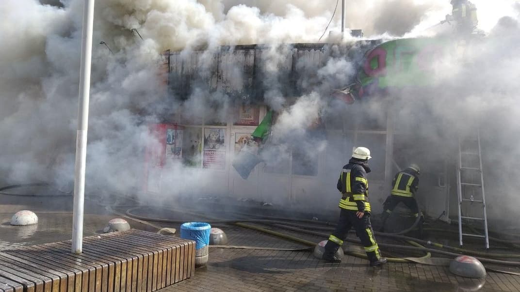 В Киеве возле метро «Дарница» горят павильоны, 7 августа 2019