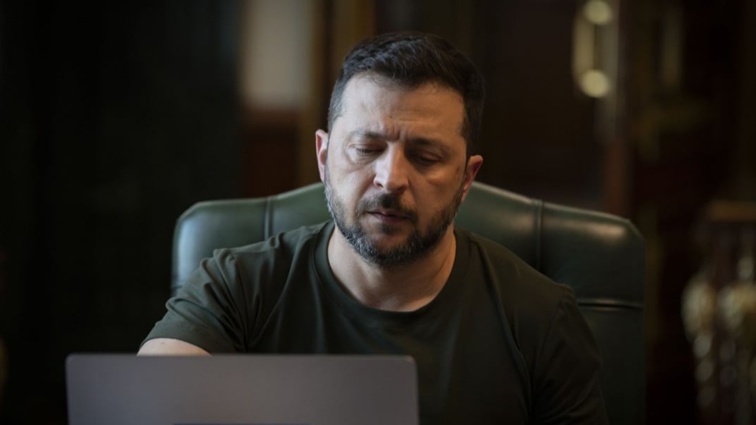 Президент Володимир Зеленський у своєму кабінеті