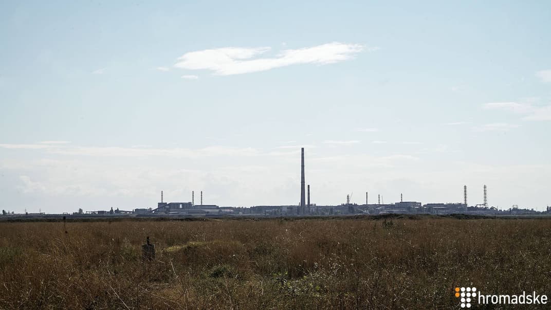 Вид з материкової частини України на завод «Кримський Титан», розташований в анексованому Армянську кримського півострова, Херсонська область, 10 вересня 2019 року