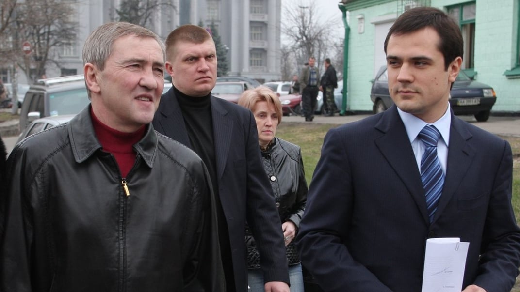 Міський голова Києва (у 2006-2012 роках) Леонід Черновецький (ліворуч) та голова фракції «Блоку Леоніда Черновецького» в Київраді Денис Комарницький (праворуч), 2 квітня 2008 року